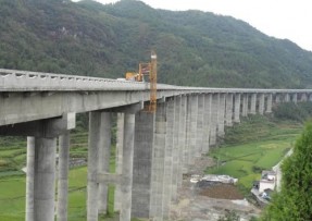 G312淠河特大桥开展结构加固检修
